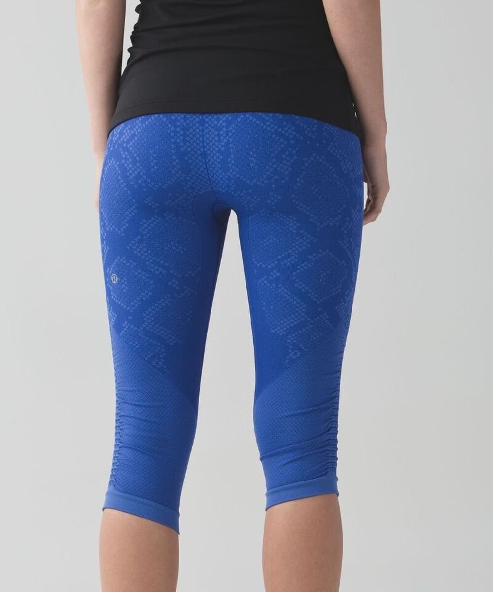 Lululemon Size 2 In The Flow Crop II Heathered Sapphire Blue Snakeskin Pattern